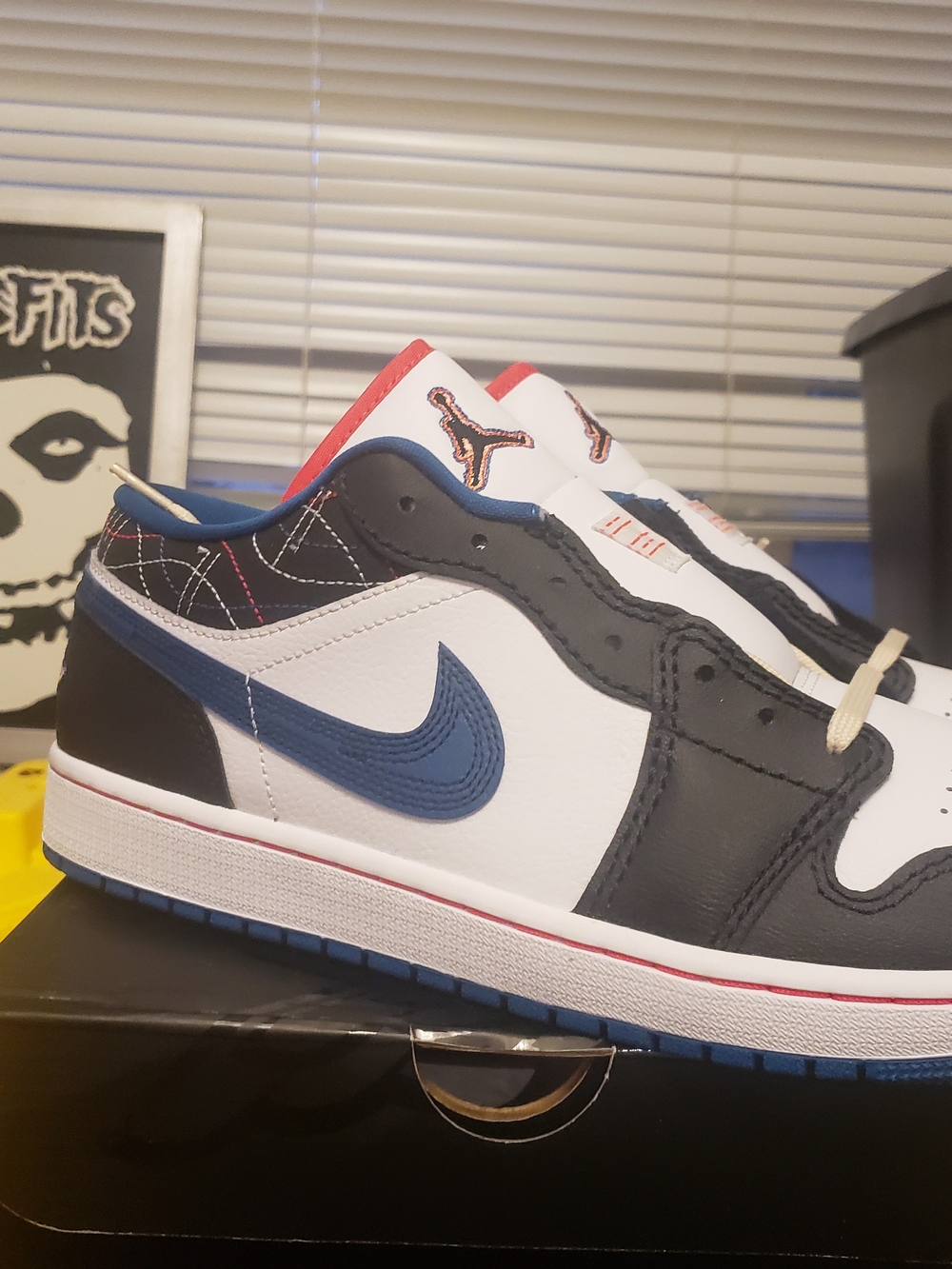 Jordan Low-Top Sneaker - White / Black / Navy / Red
